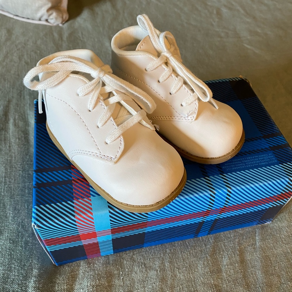 White dress shoes 5W